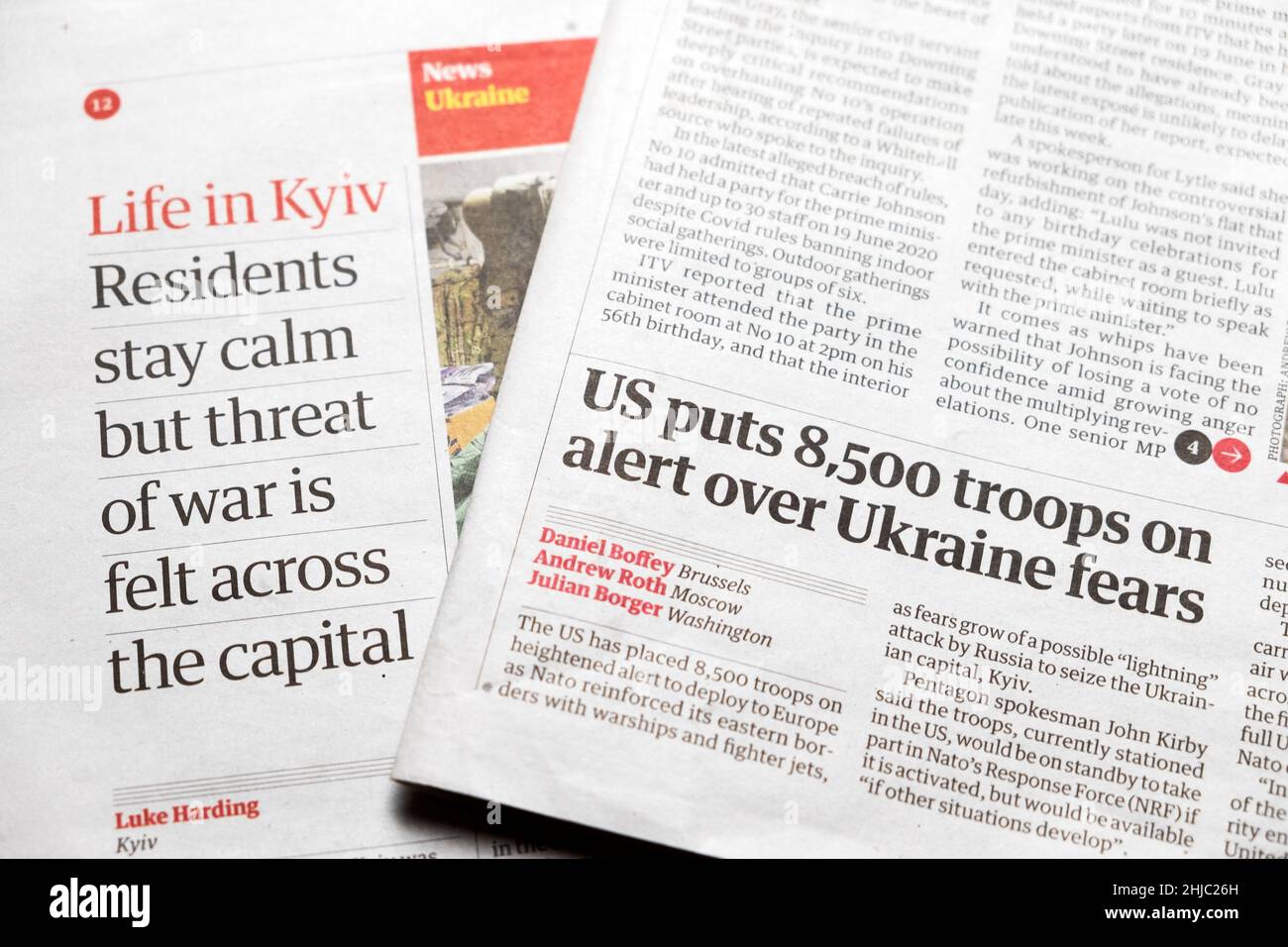 "NOI mette in guardia 8.500 truppe sui timori ucraini” e "Kyiv....minaccia di guerra è sentito" giornale Guardian clipping headline articolo 24 gennaio 2022 Foto Stock