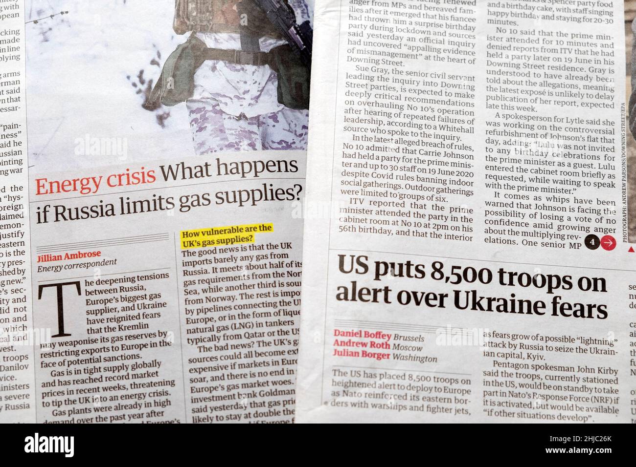 "Crisi energetica cosa succede se la Russia limita le forniture di gas?" "US mette in guardia 8.500 truppe sulle paure ucraine", giornale Guardian, titolo 2022 UK Foto Stock