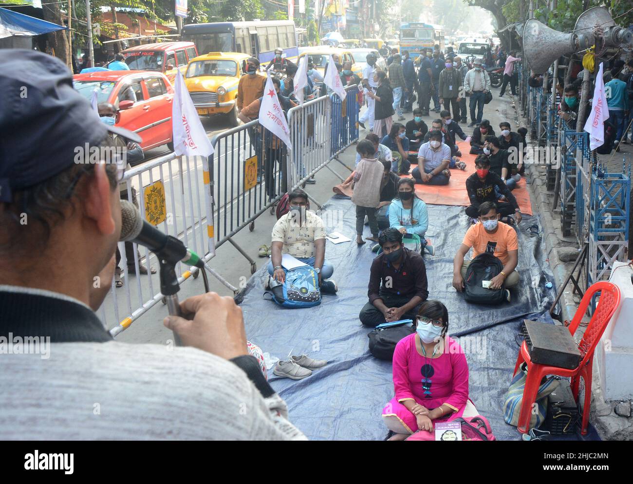 Kolkata, Bengala Occidentale, India. 27th Jan 2022. I sostenitori e gli studenti dell'SFI studiano in classi alternative durante la pandemia. Si siedono sulla strada rendendo sociale distanziamento e mantenere protocolli covid. Il governo ha chiuso la scuola a causa di aumenti del covid-19 (casi di omicron). (Credit Image: © Rahul Sadhukhan/Pacific Press via ZUMA Press Wire) Foto Stock