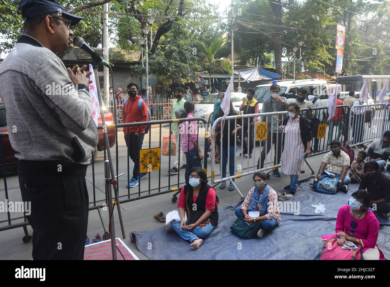 Kolkata, Bengala Occidentale, India. 27th Jan 2022. I sostenitori e gli studenti dell'SFI studiano in classi alternative durante la pandemia. Si siedono sulla strada rendendo sociale distanziamento e mantenere protocolli covid. Il governo ha chiuso la scuola a causa di aumenti del covid-19 (casi di omicron). (Credit Image: © Rahul Sadhukhan/Pacific Press via ZUMA Press Wire) Foto Stock