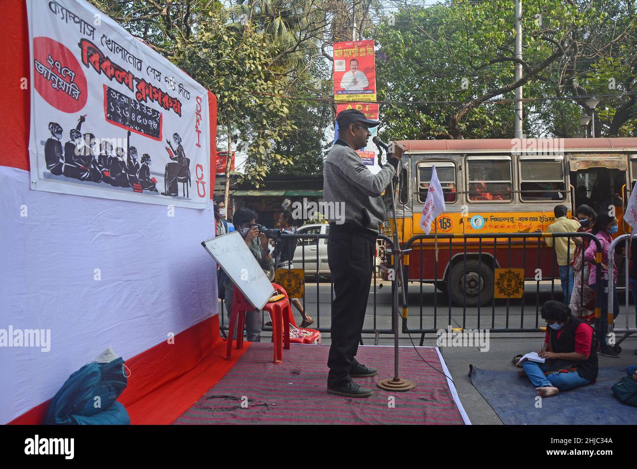 Kolkata, Bengala Occidentale, India. 27th Jan 2022. I sostenitori e gli studenti dell'SFI studiano in classi alternative durante la pandemia. Si siedono sulla strada rendendo sociale distanziamento e mantenere protocolli covid. Il governo ha chiuso la scuola a causa di aumenti del covid-19 (casi di omicron). (Credit Image: © Rahul Sadhukhan/Pacific Press via ZUMA Press Wire) Foto Stock