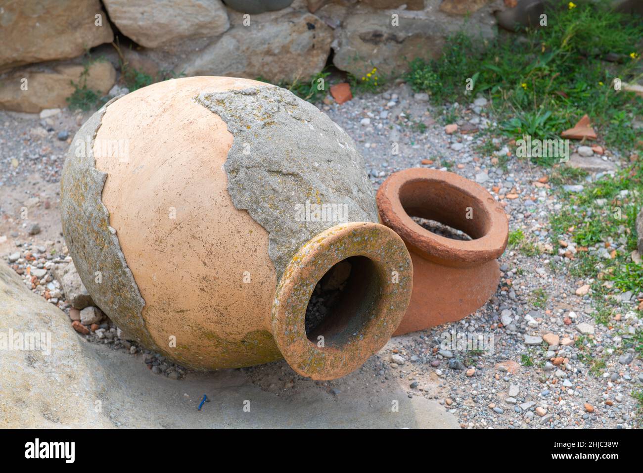 Argilla antiche caraffe Uplistsikhe città in Georgia Foto Stock