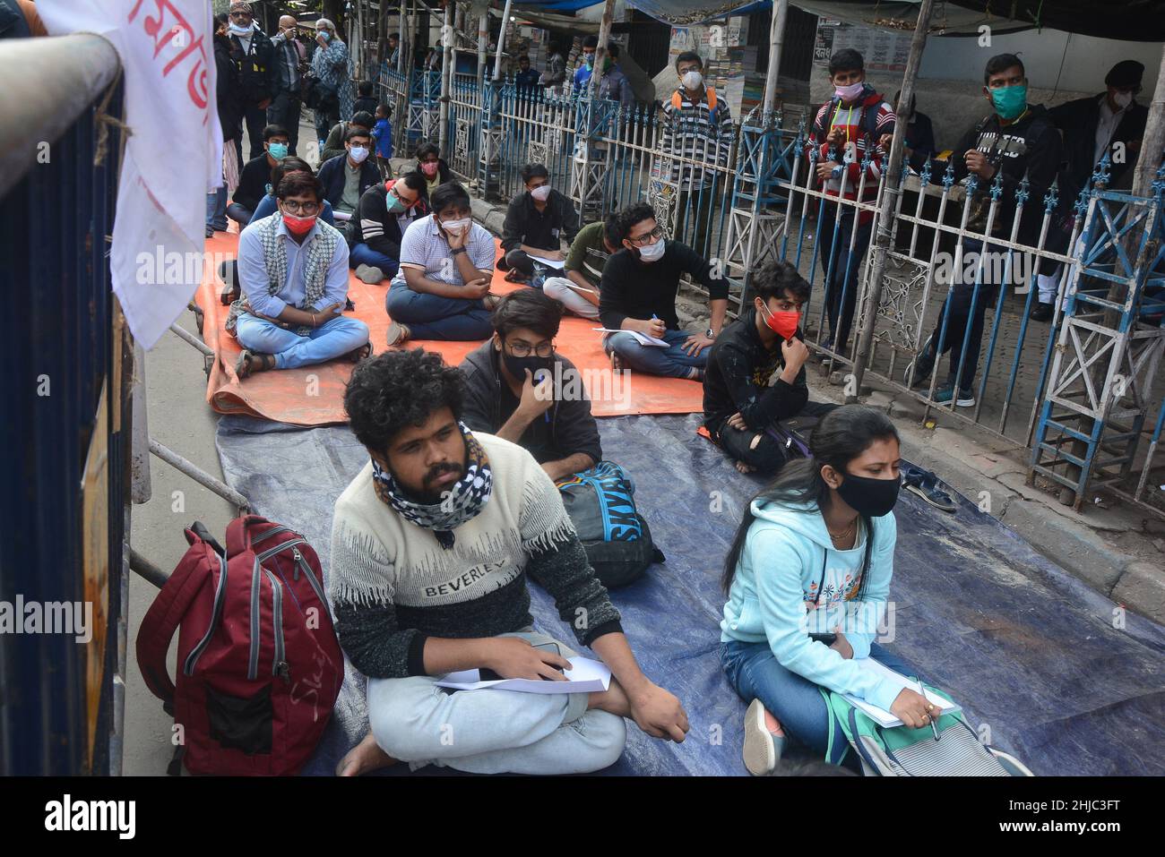 Kolkata, Bengala Occidentale, India. 27th Jan 2022. I sostenitori e gli studenti dell'SFI studiano in classi alternative durante la pandemia. Si siedono sulla strada rendendo sociale distanziamento e mantenere protocolli covid. Il governo ha chiuso la scuola a causa di aumenti del covid-19 (casi di omicron). (Credit Image: © Rahul Sadhukhan/Pacific Press via ZUMA Press Wire) Foto Stock