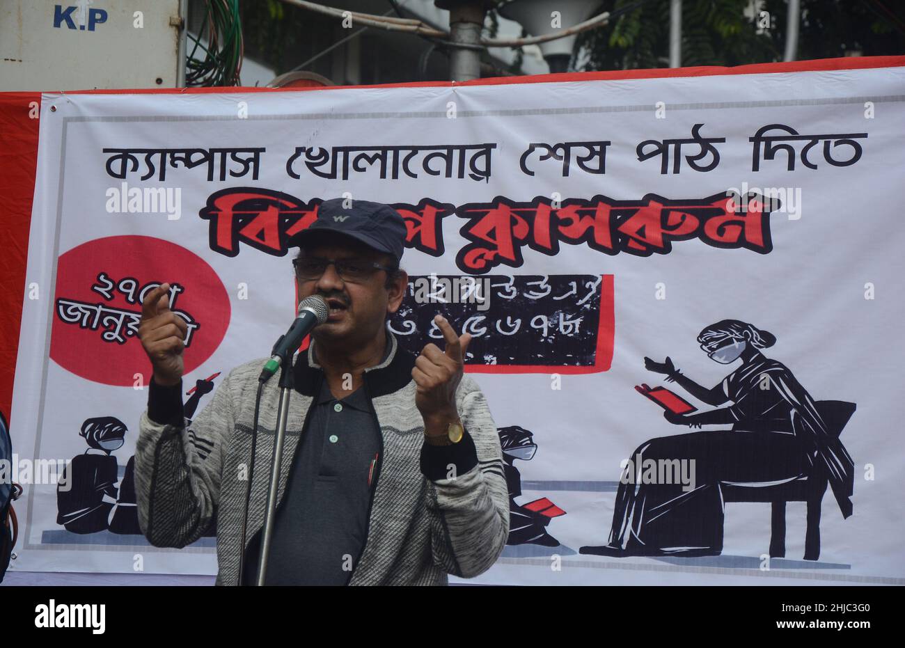 Kolkata, Bengala Occidentale, India. 27th Jan 2022. I sostenitori e gli studenti dell'SFI studiano in classi alternative durante la pandemia. Si siedono sulla strada rendendo sociale distanziamento e mantenere protocolli covid. Il governo ha chiuso la scuola a causa di aumenti del covid-19 (casi di omicron). (Credit Image: © Rahul Sadhukhan/Pacific Press via ZUMA Press Wire) Foto Stock