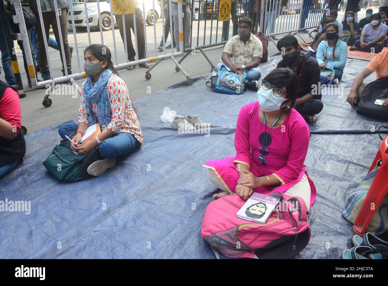 Kolkata, Bengala Occidentale, India. 27th Jan 2022. I sostenitori e gli studenti dell'SFI studiano in classi alternative durante la pandemia. Si siedono sulla strada rendendo sociale distanziamento e mantenere protocolli covid. Il governo ha chiuso la scuola a causa di aumenti del covid-19 (casi di omicron). (Credit Image: © Rahul Sadhukhan/Pacific Press via ZUMA Press Wire) Foto Stock