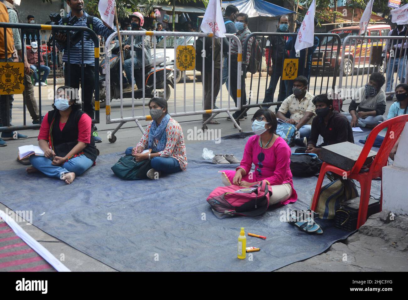 Kolkata, Bengala Occidentale, India. 27th Jan 2022. I sostenitori e gli studenti dell'SFI studiano in classi alternative durante la pandemia. Si siedono sulla strada rendendo sociale distanziamento e mantenere protocolli covid. Il governo ha chiuso la scuola a causa di aumenti del covid-19 (casi di omicron). (Credit Image: © Rahul Sadhukhan/Pacific Press via ZUMA Press Wire) Foto Stock