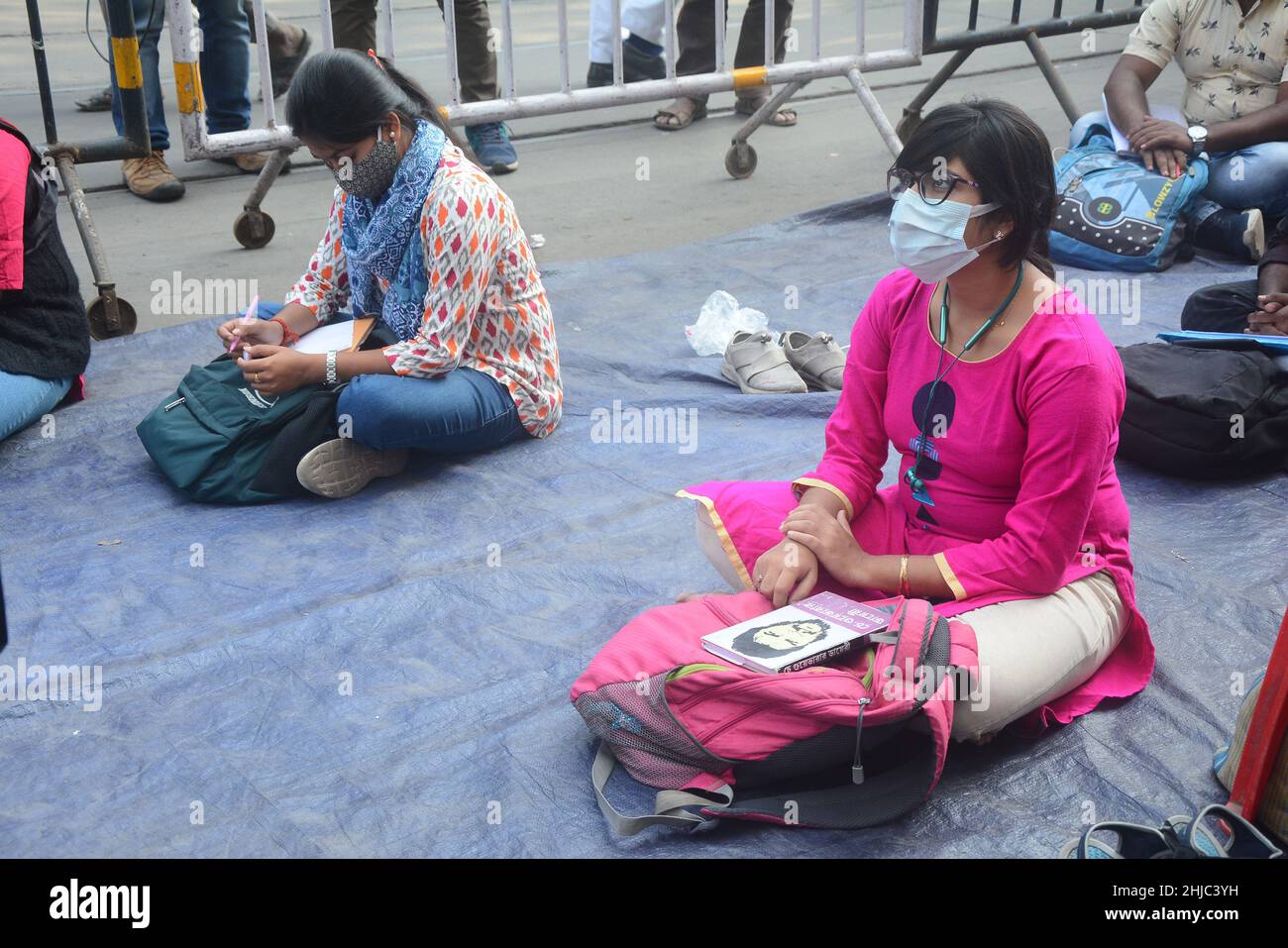 Kolkata, Bengala Occidentale, India. 27th Jan 2022. I sostenitori e gli studenti dell'SFI studiano in classi alternative durante la pandemia. Si siedono sulla strada rendendo sociale distanziamento e mantenere protocolli covid. Il governo ha chiuso la scuola a causa di aumenti del covid-19 (casi di omicron). (Credit Image: © Rahul Sadhukhan/Pacific Press via ZUMA Press Wire) Foto Stock