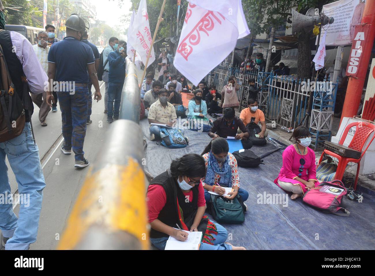 Kolkata, Bengala Occidentale, India. 27th Jan 2022. I sostenitori e gli studenti dell'SFI studiano in classi alternative durante la pandemia. Si siedono sulla strada rendendo sociale distanziamento e mantenere protocolli covid. Il governo ha chiuso la scuola a causa di aumenti del covid-19 (casi di omicron). (Credit Image: © Rahul Sadhukhan/Pacific Press via ZUMA Press Wire) Foto Stock