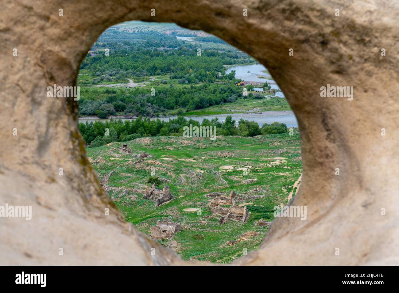 buca in una grotta nella città di uplistsikhe in georgia Foto Stock