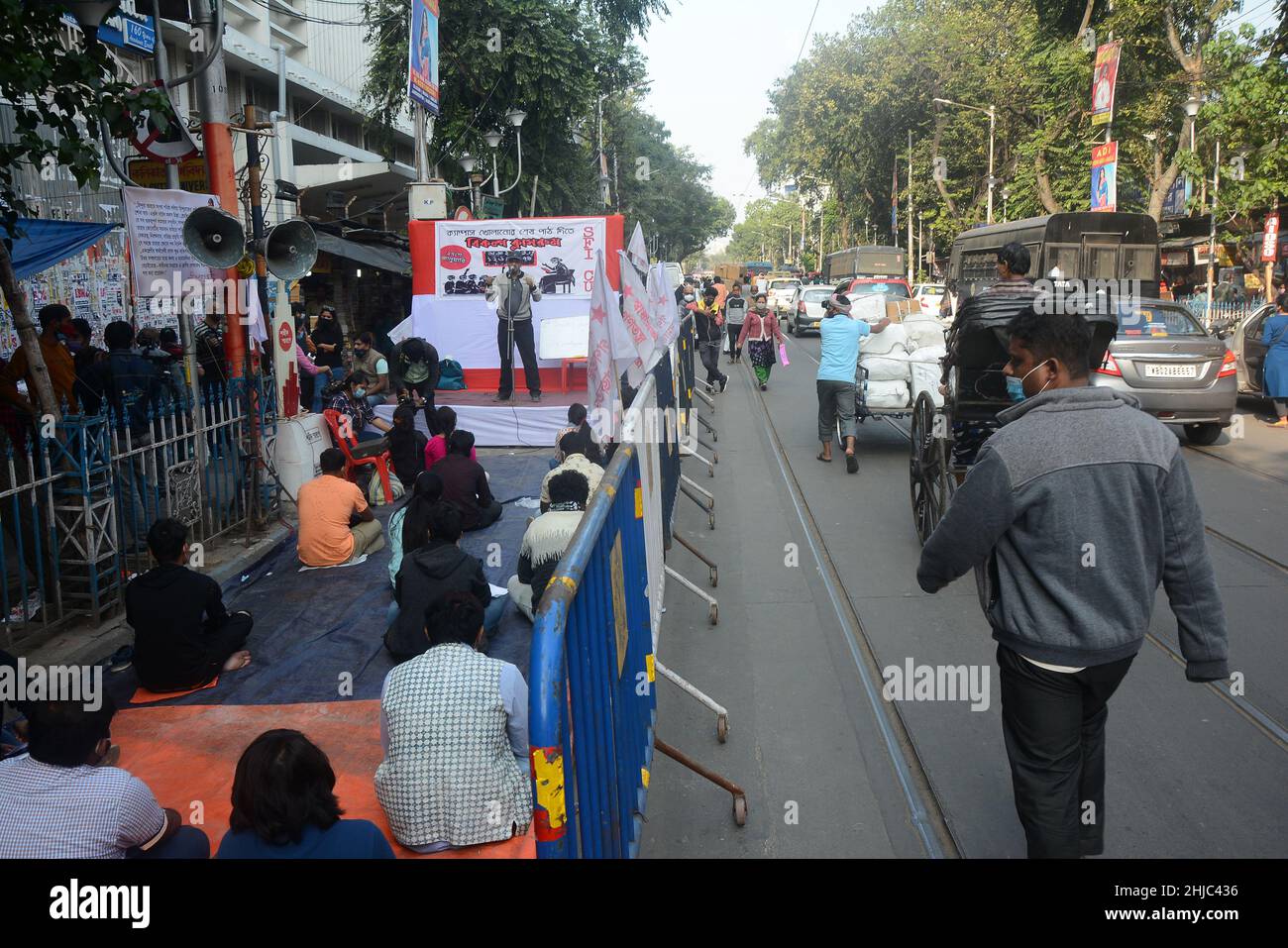 Kolkata, Bengala Occidentale, India. 27th Jan 2022. I sostenitori e gli studenti dell'SFI studiano in classi alternative durante la pandemia. Si siedono sulla strada rendendo sociale distanziamento e mantenere protocolli covid. Il governo ha chiuso la scuola a causa di aumenti del covid-19 (casi di omicron). (Credit Image: © Rahul Sadhukhan/Pacific Press via ZUMA Press Wire) Foto Stock