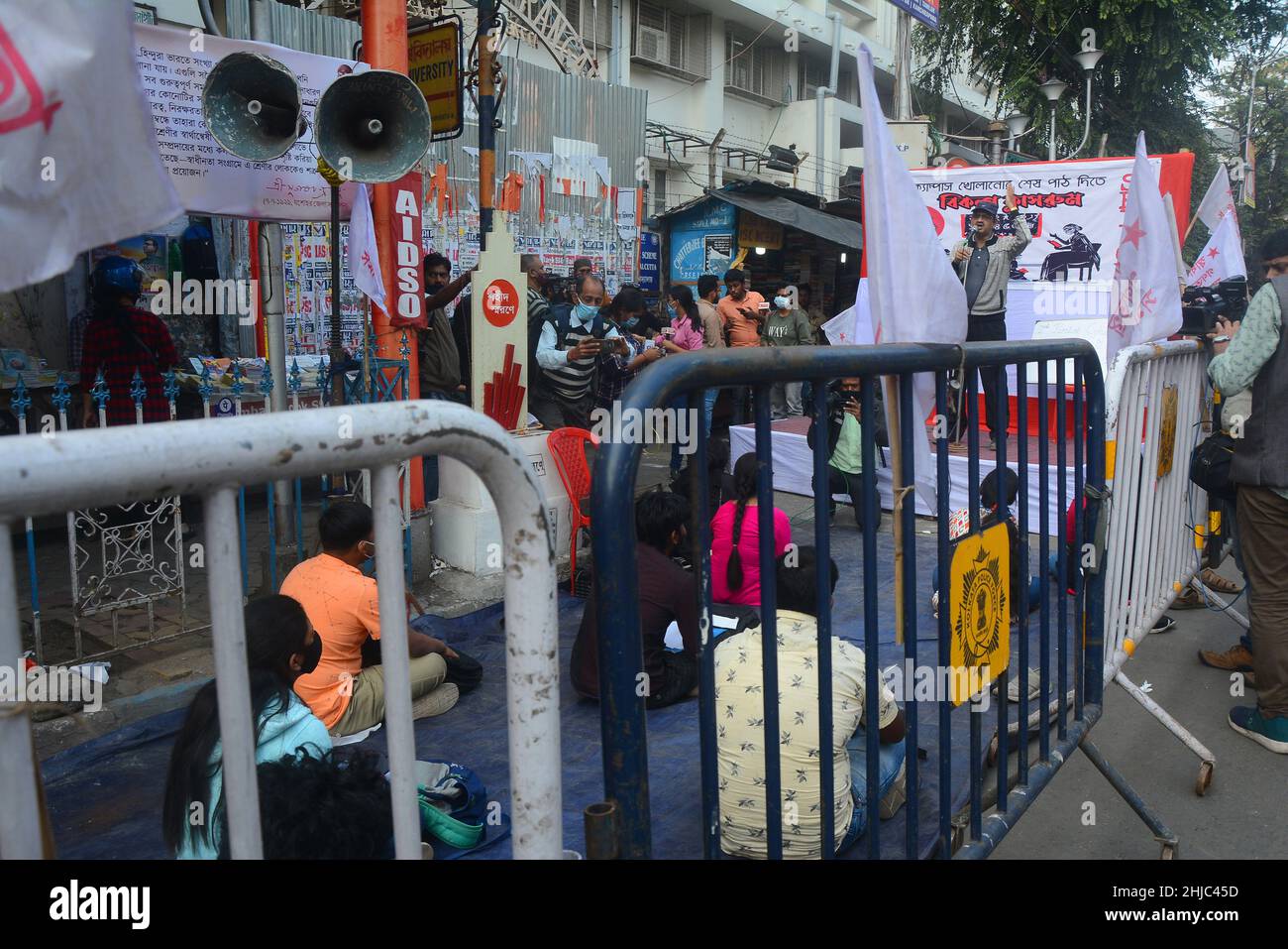 Kolkata, Bengala Occidentale, India. 27th Jan 2022. I sostenitori e gli studenti dell'SFI studiano in classi alternative durante la pandemia. Si siedono sulla strada rendendo sociale distanziamento e mantenere protocolli covid. Il governo ha chiuso la scuola a causa di aumenti del covid-19 (casi di omicron). (Credit Image: © Rahul Sadhukhan/Pacific Press via ZUMA Press Wire) Foto Stock