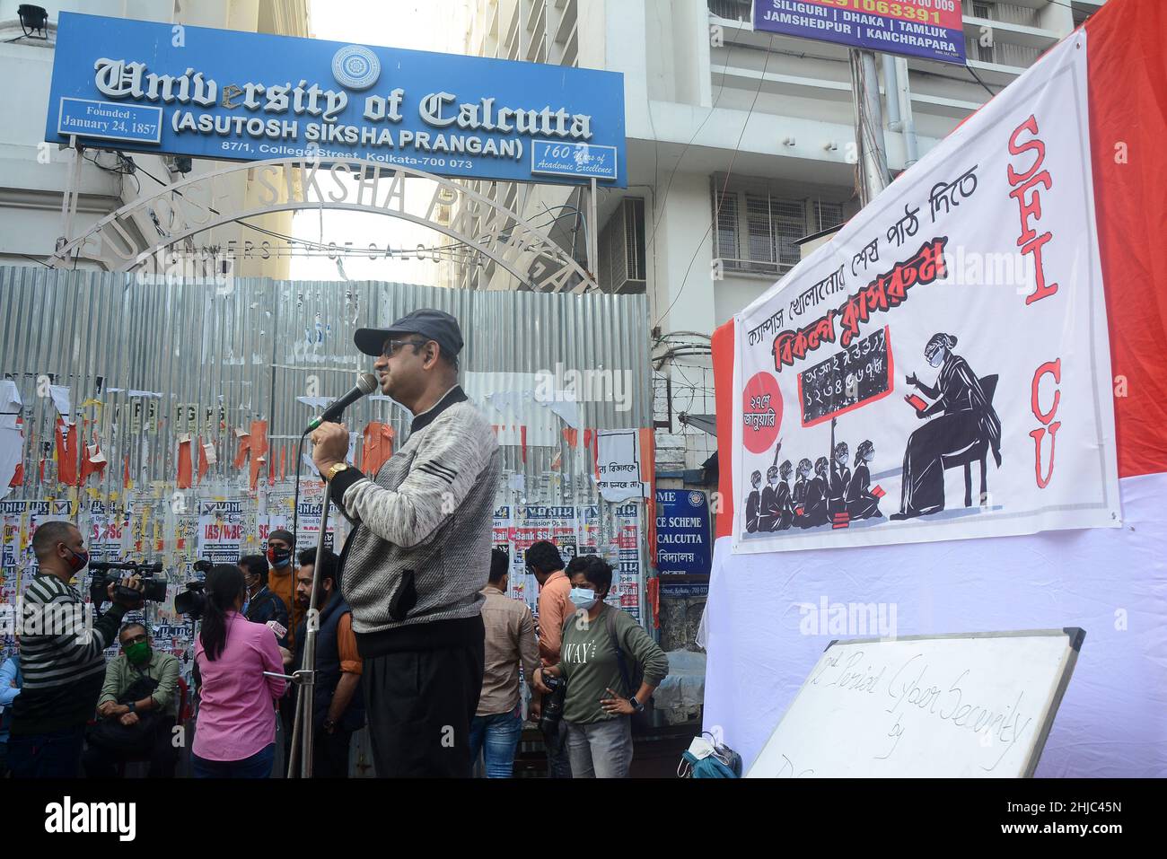 Kolkata, Bengala Occidentale, India. 27th Jan 2022. I sostenitori e gli studenti dell'SFI studiano in classi alternative durante la pandemia. Si siedono sulla strada rendendo sociale distanziamento e mantenere protocolli covid. Il governo ha chiuso la scuola a causa di aumenti del covid-19 (casi di omicron). (Credit Image: © Rahul Sadhukhan/Pacific Press via ZUMA Press Wire) Foto Stock
