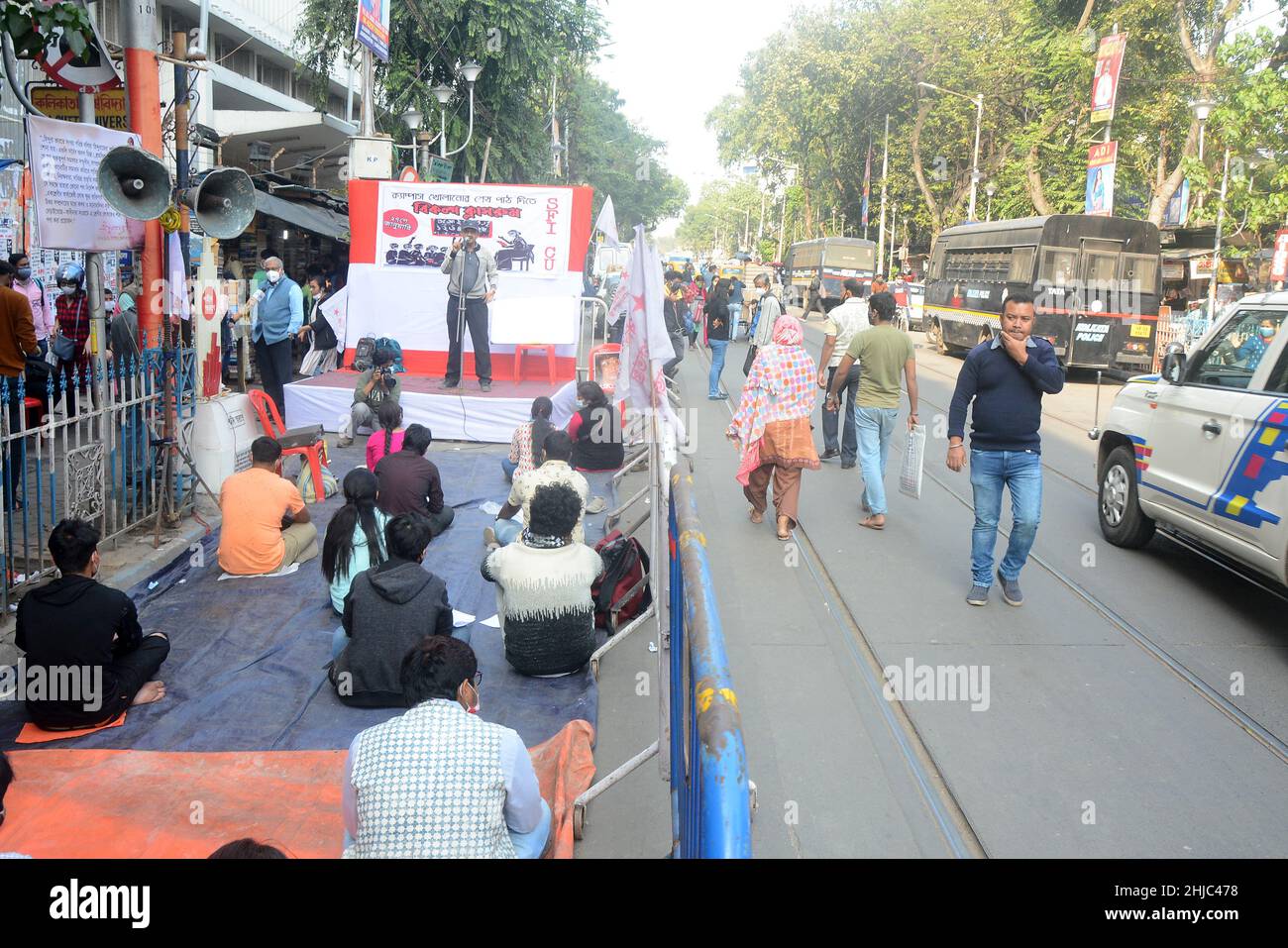 27 gennaio 2022, Kolkata, Bengala Occidentale, India: I sostenitori e gli studenti della SFI studiano in classi alternative durante la pandemia. Si siedono sulla strada rendendo sociale distanziamento e mantenere protocolli covid. Il governo ha chiuso la scuola a causa di aumenti del covid-19 (casi di omicron). (Credit Image: © Rahul Sadhukhan/Pacific Press via ZUMA Press Wire) Foto Stock