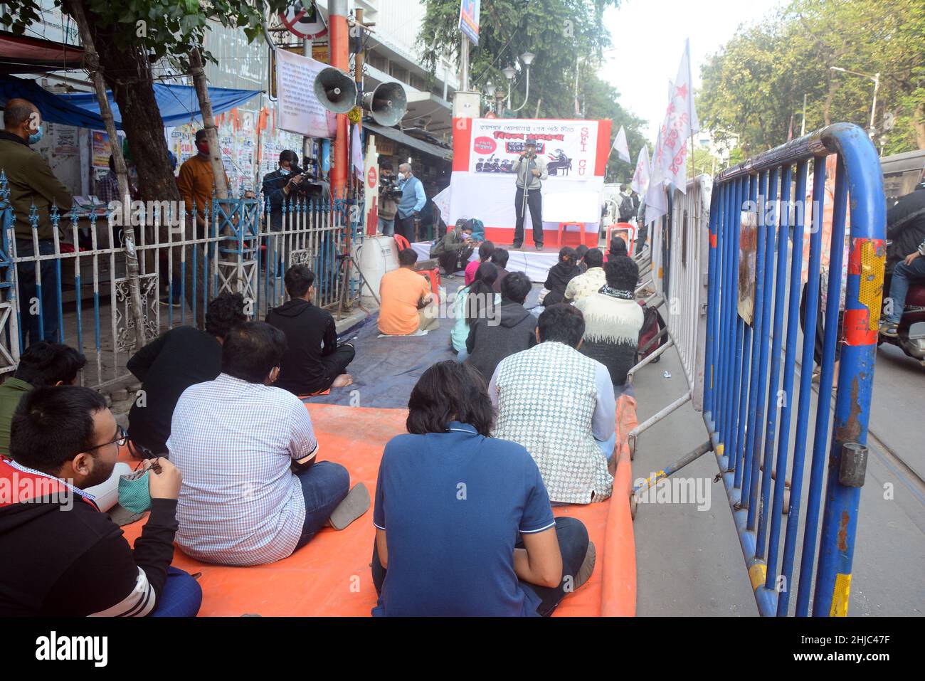 27 gennaio 2022, Kolkata, Bengala Occidentale, India: I sostenitori e gli studenti della SFI studiano in classi alternative durante la pandemia. Si siedono sulla strada rendendo sociale distanziamento e mantenere protocolli covid. Il governo ha chiuso la scuola a causa di aumenti del covid-19 (casi di omicron). (Credit Image: © Rahul Sadhukhan/Pacific Press via ZUMA Press Wire) Foto Stock