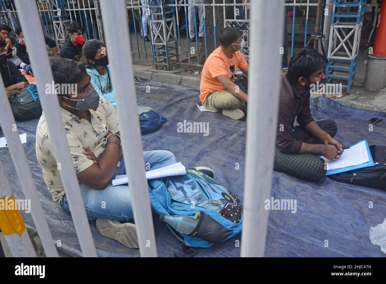 27 gennaio 2022, Kolkata, Bengala Occidentale, India: I sostenitori e gli studenti della SFI studiano in classi alternative durante la pandemia. Si siedono sulla strada rendendo sociale distanziamento e mantenere protocolli covid. Il governo ha chiuso la scuola a causa di aumenti del covid-19 (casi di omicron). (Credit Image: © Rahul Sadhukhan/Pacific Press via ZUMA Press Wire) Foto Stock