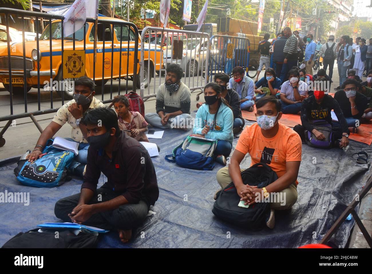 Kolkata, Bengala Occidentale, India. 27th Jan 2022. I sostenitori e gli studenti dell'SFI studiano in classi alternative durante la pandemia. Si siedono sulla strada rendendo sociale distanziamento e mantenere protocolli covid. Il governo ha chiuso la scuola a causa di aumenti del covid-19 (casi di omicron). (Credit Image: © Rahul Sadhukhan/Pacific Press via ZUMA Press Wire) Foto Stock