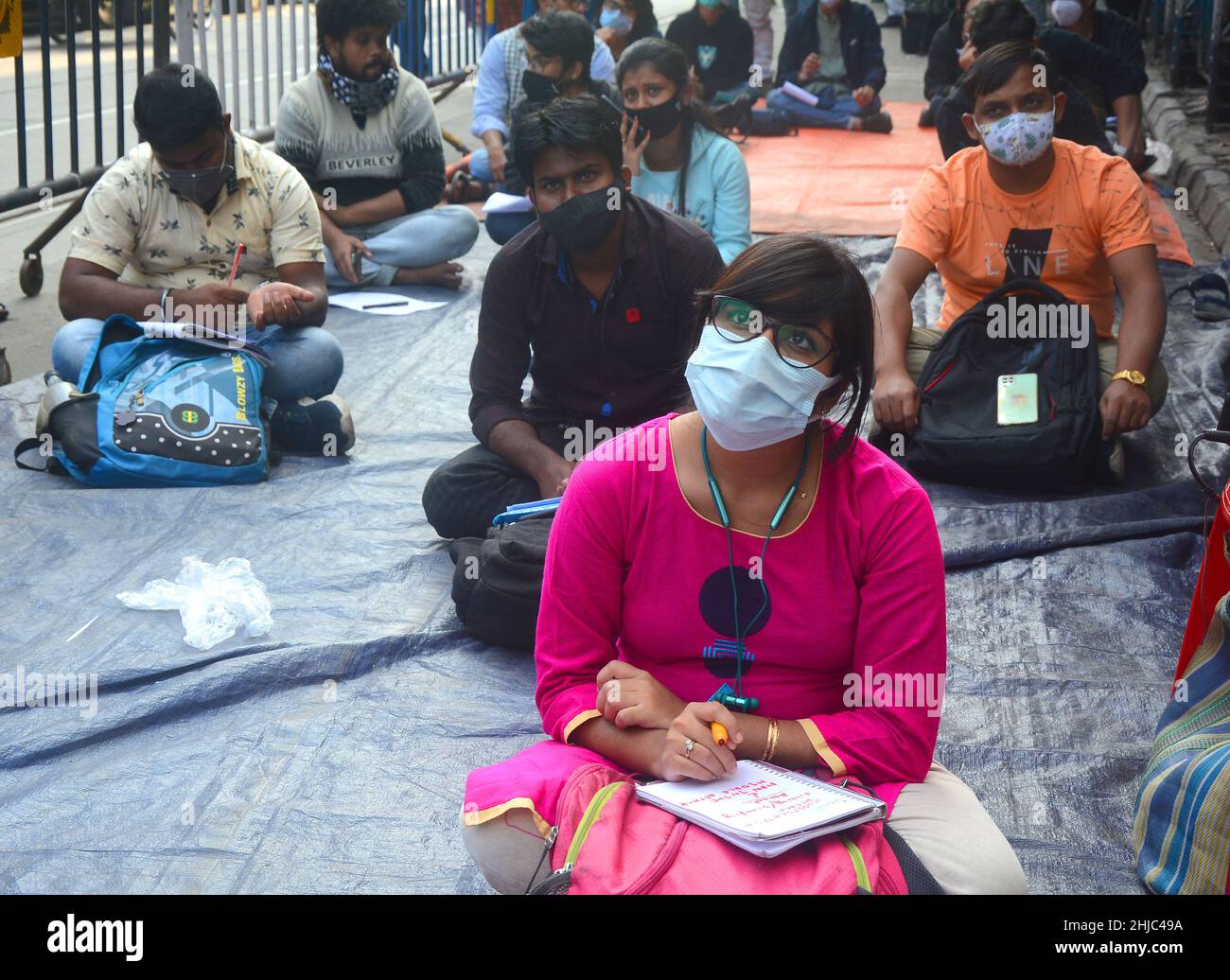 Kolkata, Bengala Occidentale, India. 27th Jan 2022. I sostenitori e gli studenti dell'SFI studiano in classi alternative durante la pandemia. Si siedono sulla strada rendendo sociale distanziamento e mantenere protocolli covid. Il governo ha chiuso la scuola a causa di aumenti del covid-19 (casi di omicron). (Credit Image: © Rahul Sadhukhan/Pacific Press via ZUMA Press Wire) Foto Stock