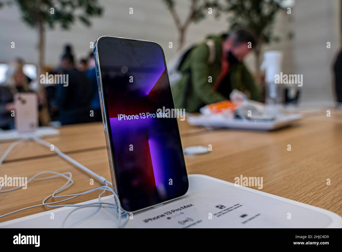 Nuovo ultimo iPhone 13 pro max cellulare Apple in vendita presso il negozio Foto Stock