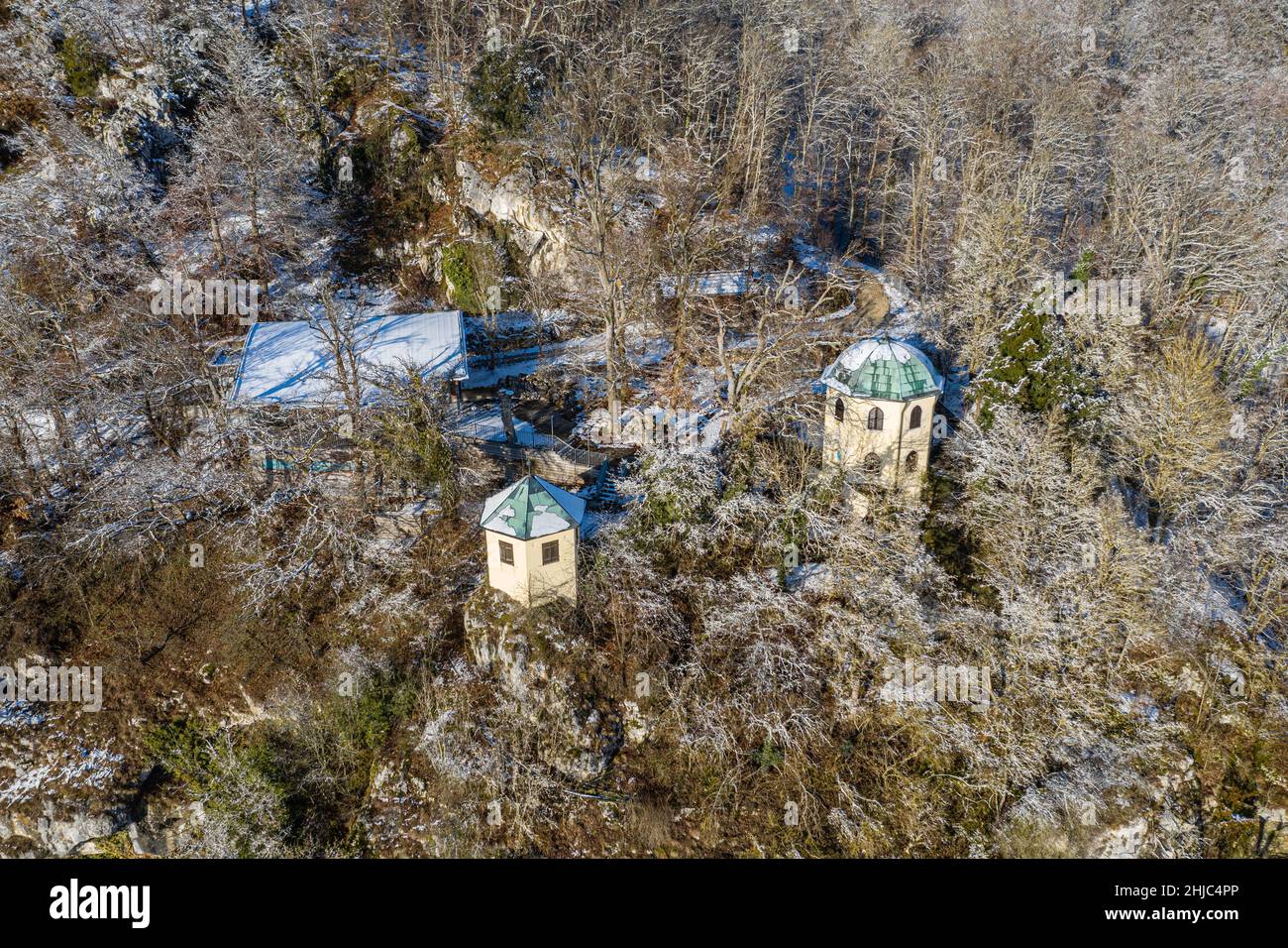 Veduta aerea della grotta di stalattiti Schulerloch nel parco naturale di Altmühltal vicino a kelheim, baviera, germania Foto Stock