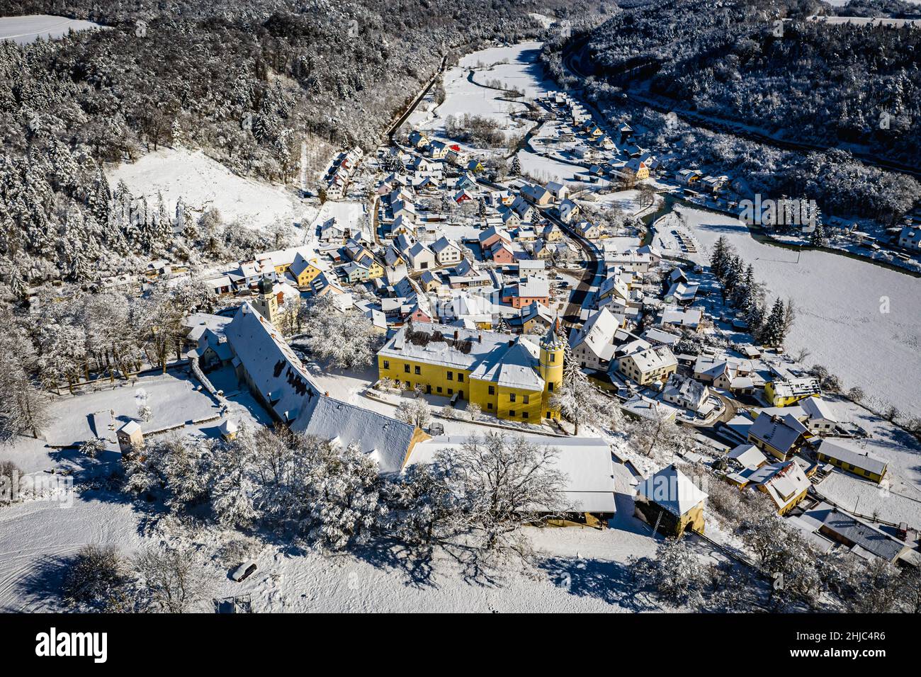 veduta aerea del schloß möhren nel parco naturale di altmühltal, baviera, germania, un piccolo castello da favola per la vacanza e il matrimonio Foto Stock