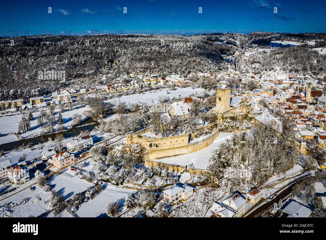 veduta aerea di pappenheim, un piccolo villaggio con castello nel parco naturale di altmühltal, baviera, germania in giornata di sole in inverno Foto Stock