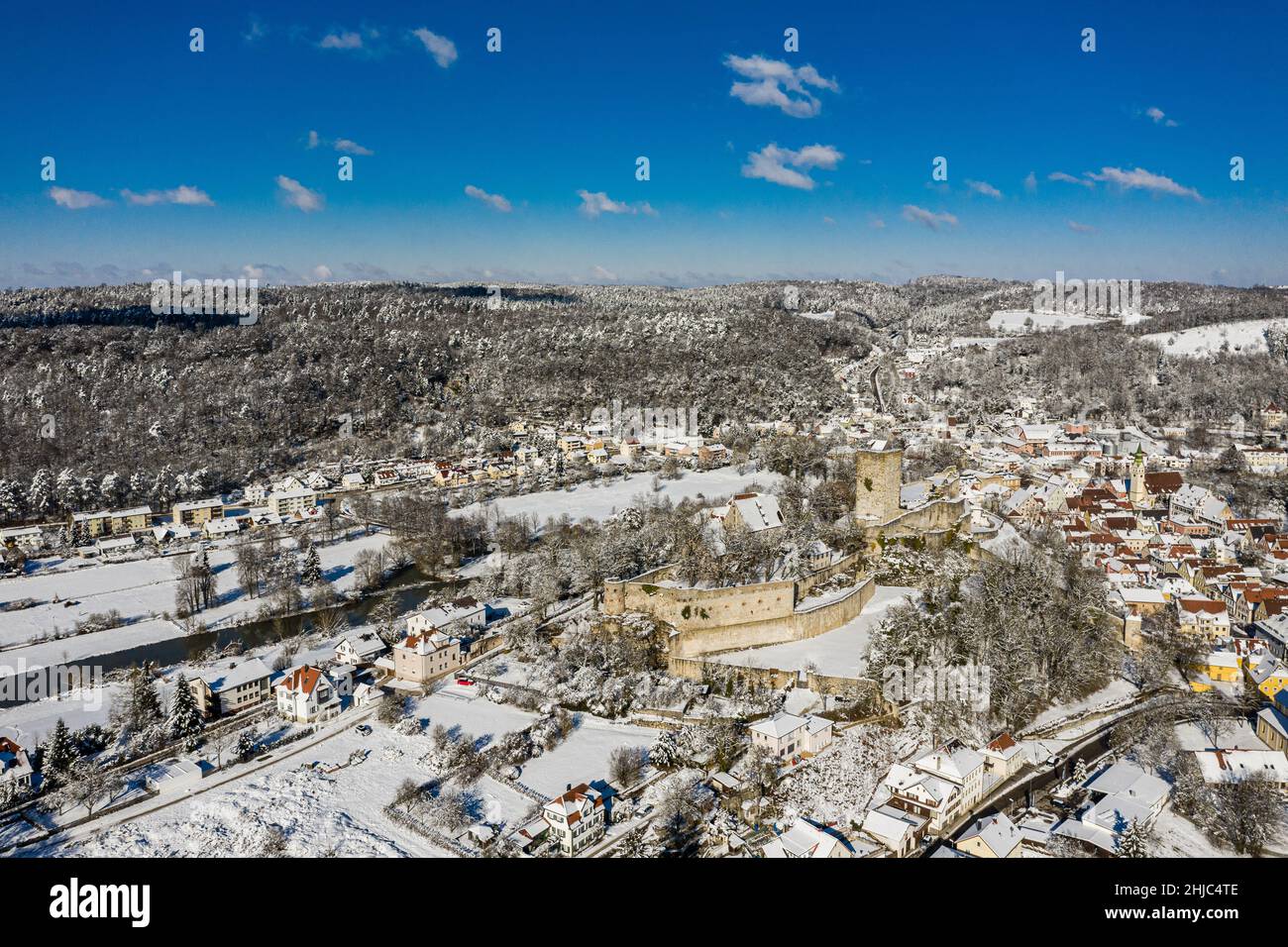 veduta aerea di pappenheim, un piccolo villaggio con castello nel parco naturale di altmühltal, baviera, germania in giornata di sole in inverno Foto Stock