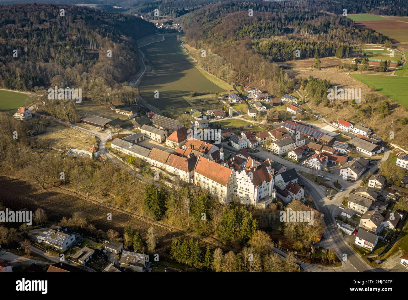 veduta aerea di sandersdorf, un piccolo villaggio con castello e birreria nel parco naturale di altmühltal, baviera, germania nell'autunno 2020 Foto Stock