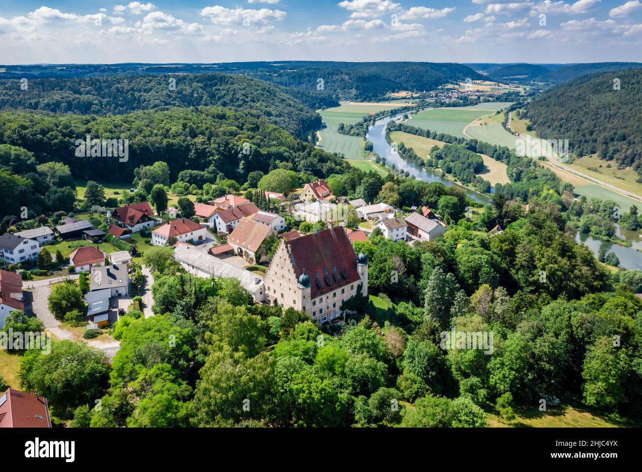veduta aerea di eggersberg, un piccolo villaggio con castello nel parco naturale di altmühltal, baviera, germania Foto Stock