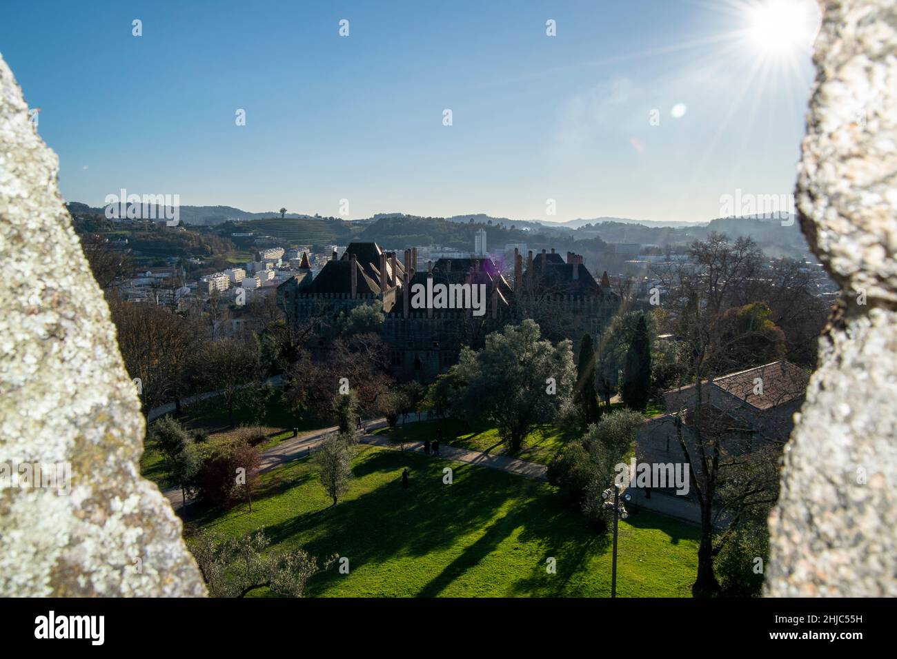 Vista dal Castello di Guimarães nel Portogallo settentrionale. Escursioni e alla scoperta di Castelli. Foto Stock