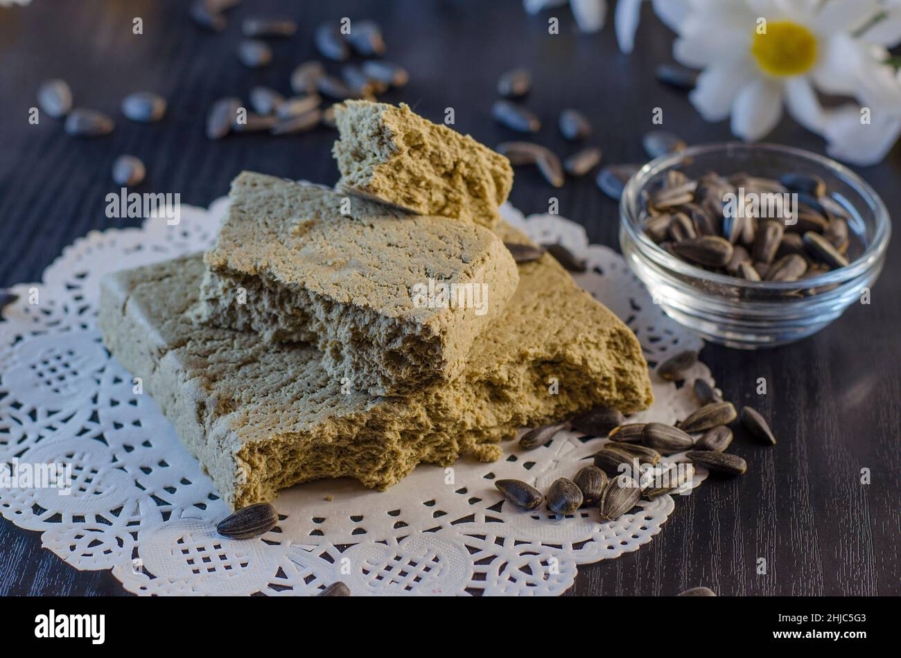 halva e semi di girasole in primo piano su sfondo nero Foto Stock
