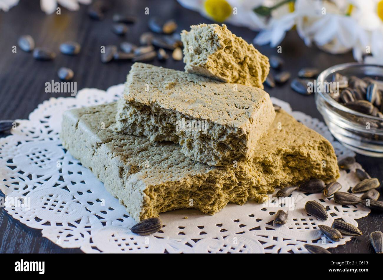 halva e semi di girasole in primo piano su sfondo nero Foto Stock
