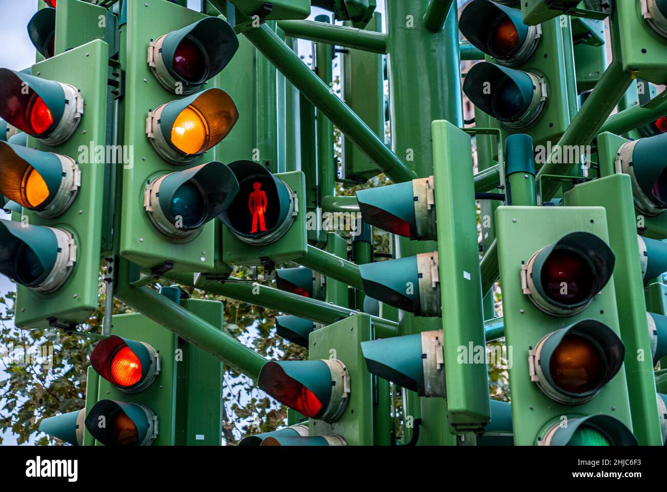 Attrazione Traffic Light Tree a Canary Wharf durante il giorno Foto Stock