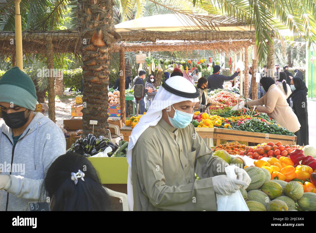 Titolare della stalla Bahraini che vende verdure, il mercato agricolo durante la pandemia di Covid, Giardino Botanico di Budaiya, Regno del Bahrain Foto Stock