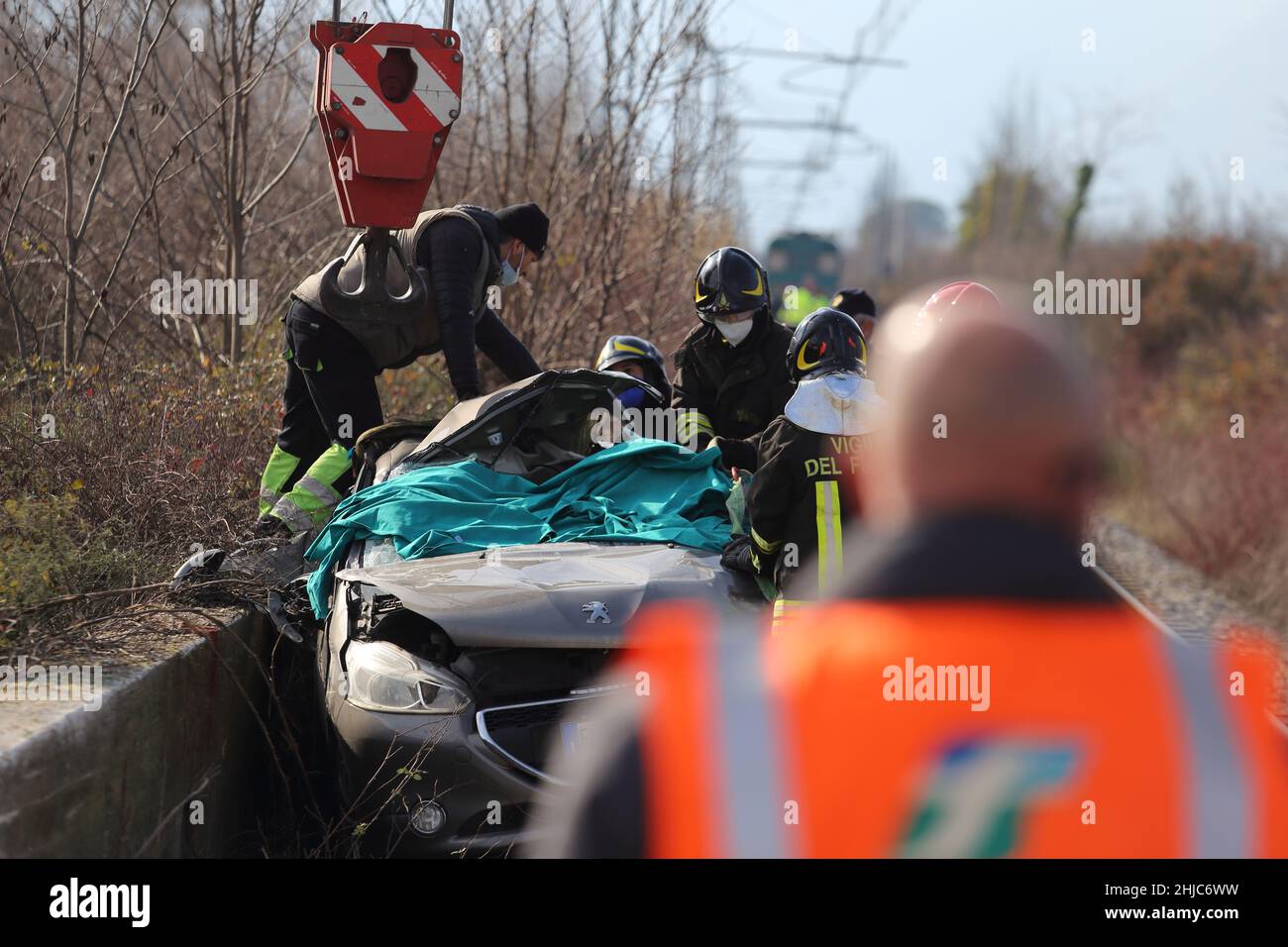 Pozzilli, Italia, 28 gennaio 2022. Una donna è morta nella collisione tra un treno e un'auto sulla linea ferroviaria Termoli Venafro Credit: antonio nardelli/Alamy Live News Foto Stock