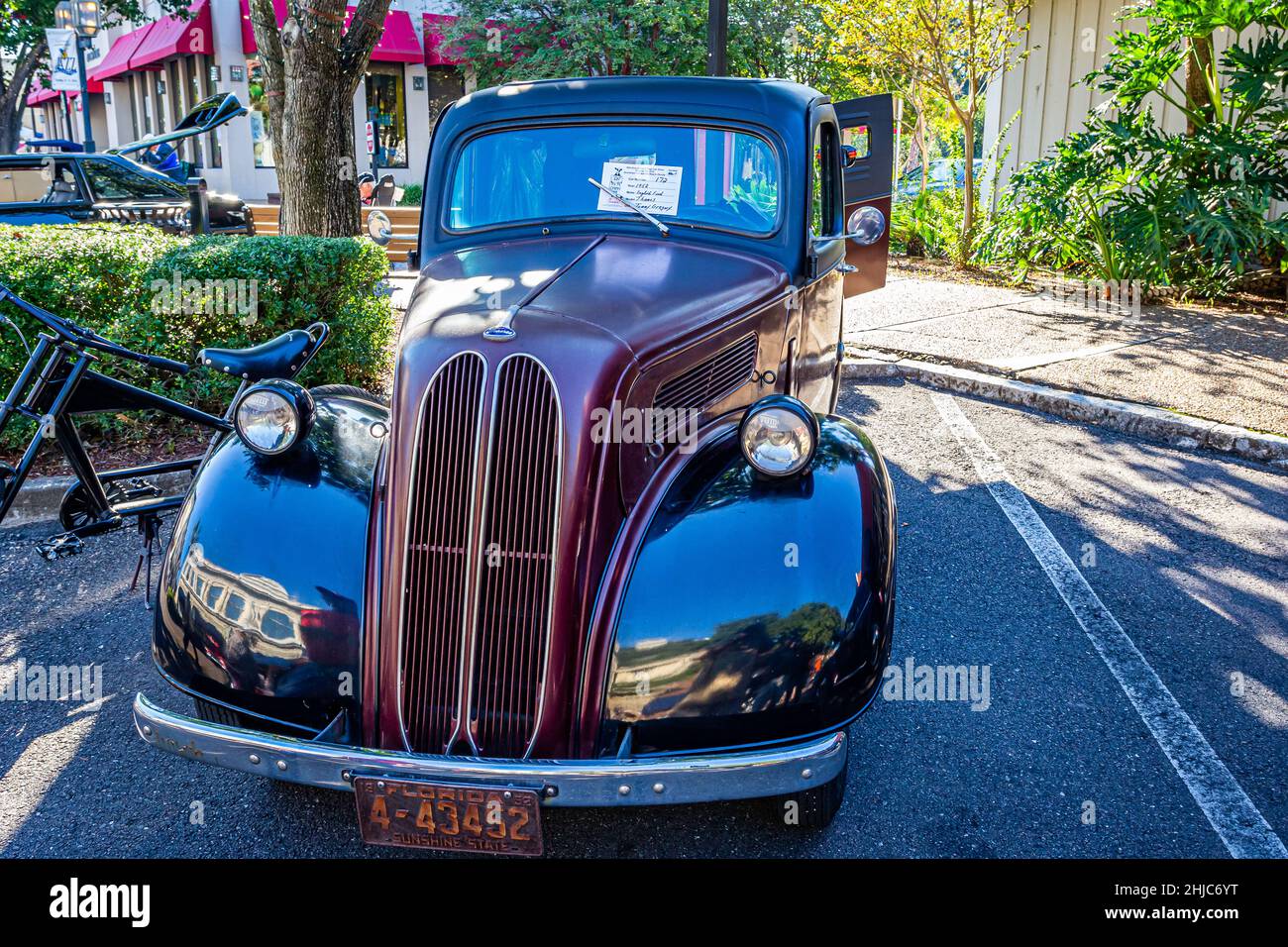 Fernandina Beach, FL - 18 ottobre 2014: Vista grandangolare dell'angolo anteriore di un furgone 1952 Ford Thames E83W Light Commercial Panel in una classica mostra d'auto in F. Foto Stock