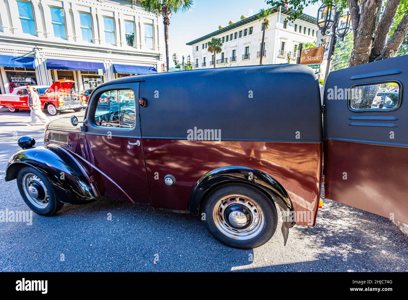 Fernandina Beach, FL - 18 ottobre 2014: Vista laterale grandangolare di un furgone 1952 Ford Thames E83W Light Commercial Panel in una classica mostra di automobili a Fernandin Foto Stock