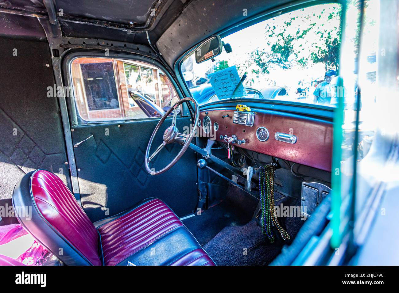 Fernandina Beach, FL - 18 ottobre 2014: Vista interna grandangolare di un furgone 1952 Ford Thames E83W Light Commercial Panel in una classica mostra di auto a Ferna Foto Stock