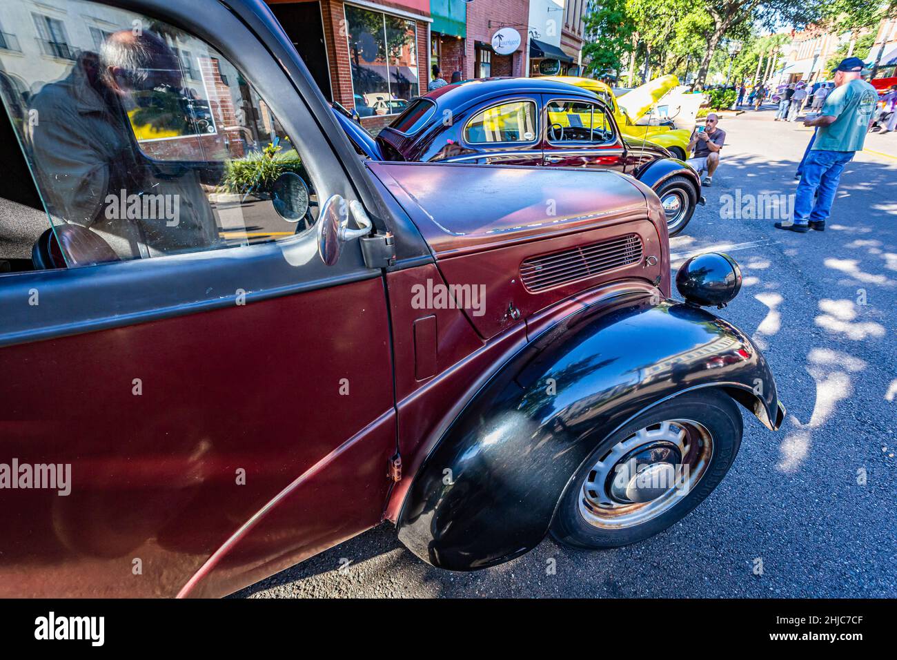 Fernandina Beach, FL - 18 ottobre 2014: Vista grandangolare dell'angolo anteriore di un furgone 1952 Ford Thames E83W Light Commercial Panel in una classica mostra d'auto in F. Foto Stock