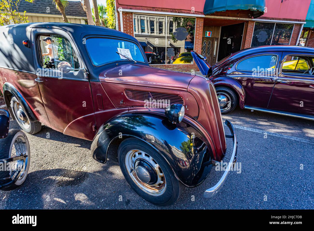 Fernandina Beach, FL - 18 ottobre 2014: Vista grandangolare dell'angolo anteriore di un furgone 1952 Ford Thames E83W Light Commercial Panel in una classica mostra d'auto in F. Foto Stock