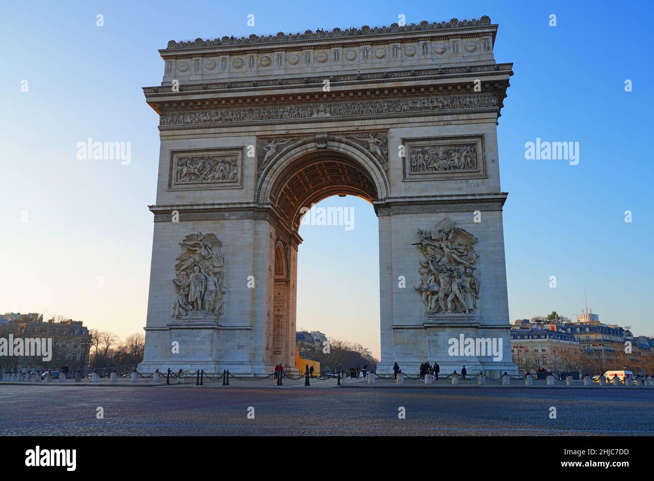 PARIGI, FRANCIA -11 GEN 2022- Vista dell'Arco di Trionfo, monumento storico di Place de l'Etoile e degli Champs-Elysees a Parigi, Francia. Foto Stock