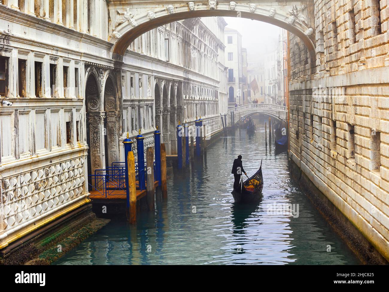 Romantici canali veneziani. Venezia antica. Gondole e Ponte delle attrazioni. Viaggi in Italia e luoghi di interesse Foto Stock