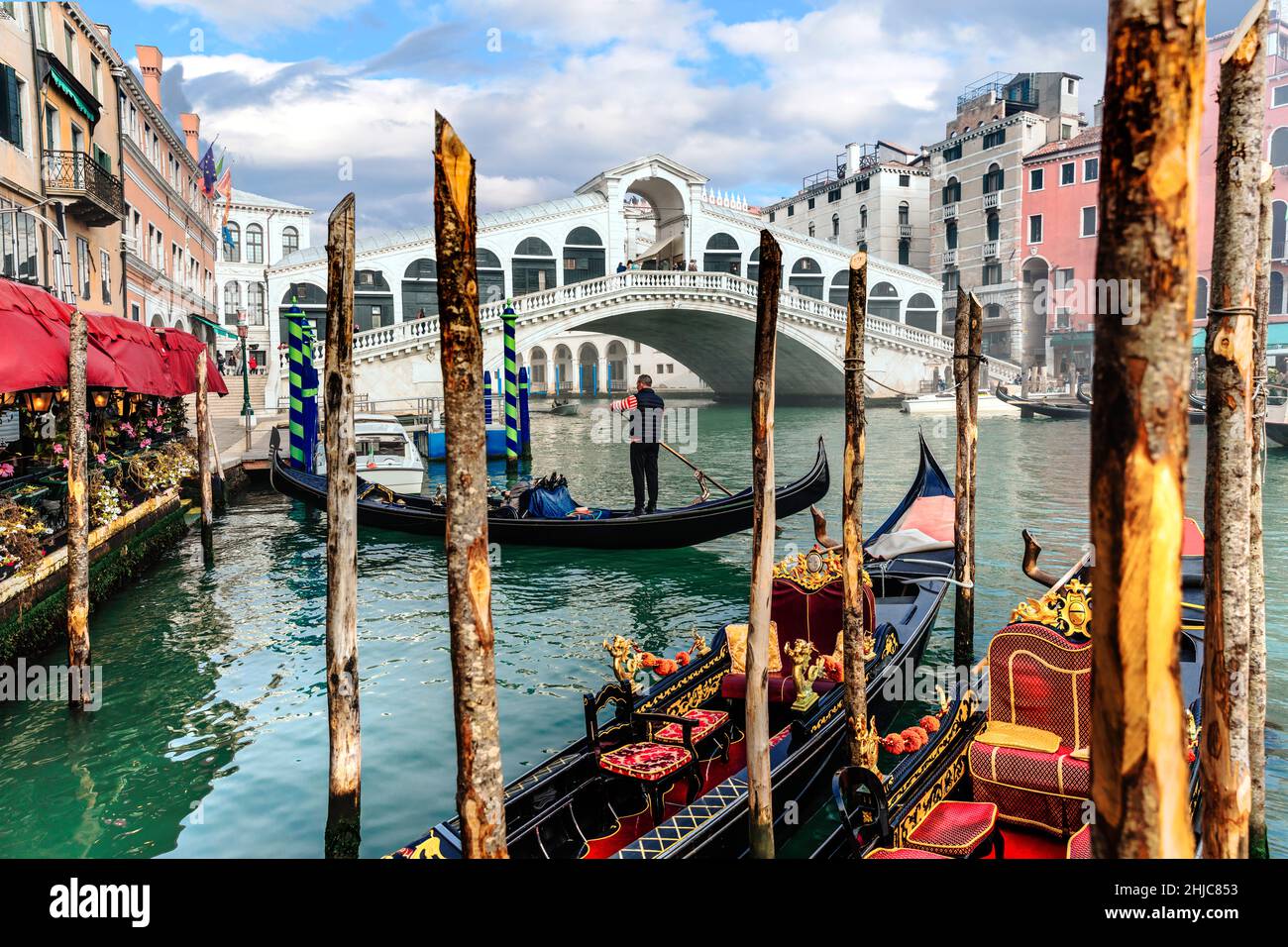 Incredibile città romantica di Venezia, ponte di Rialto sul Canal Grande e gondole. Viaggi in Italia e luoghi di interesse Foto Stock