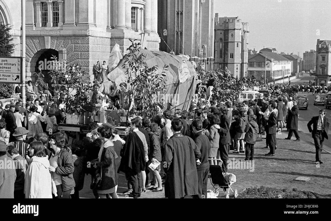 Bristol University Rag 1968: I carri si snodano davanti al Wills Memorial Building, dopo essersi riuniti al parcheggio della stazione di Clifton Down per l'inizio della processione Rag 1968 sabato 9 marzo. La sfilata, guidata da radio 1 DJ ed Stewart e la 1968 Rag Queen lentamente ha fatto la sua strada oltre le Victoria Rooms su Down Park Street poi rotondo il centro della città prima di ritornare lungo Park Row per le Victoria Rooms. Migliaia di spettatori hanno fiancheggiato le strade e migliaia di sterline sono stati allevati per carità. Sullo sfondo si trova il vecchio edificio della scuola veterinaria. Foto Stock