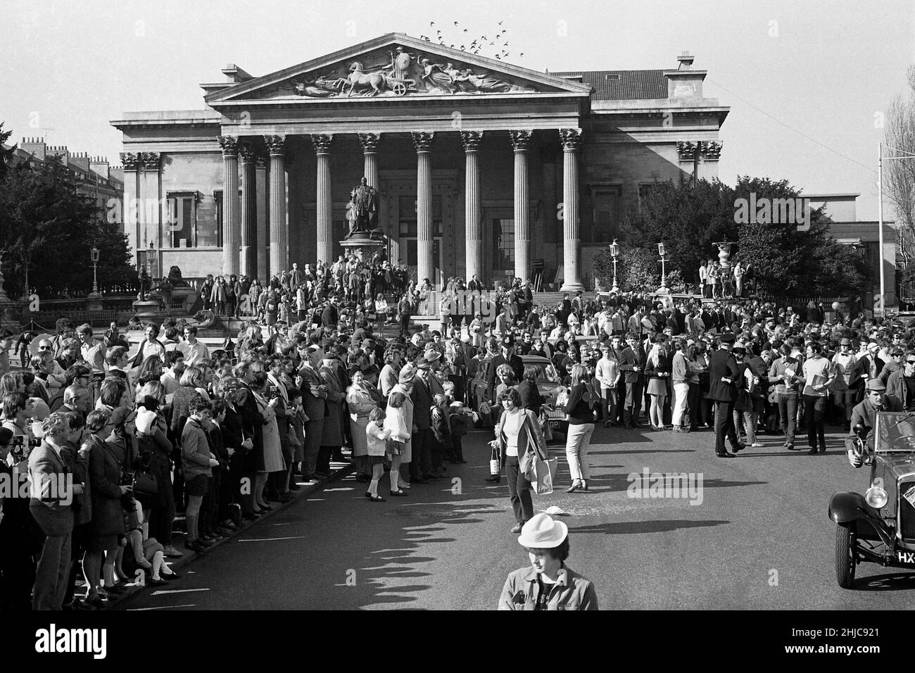La folla si raduna mentre la processione Rag del 1969 della Bristol University inizia a percorrere le Victoria Rooms lungo il tragitto verso il centro città. A partire dal parcheggio della stazione di Clifton Down alle ore 2,30pm del 8 marzo, la sfilata di carri galleggianti si snoda lentamente lungo Park Street intorno a Baldwin Street poi a Broadmead prima di ritornare lungo Lower e Upper Maudlin Street e Park Row. Migliaia di spettatori hanno fiancheggiato le strade e migliaia di sterline sono stati allevati per carità. Foto Stock