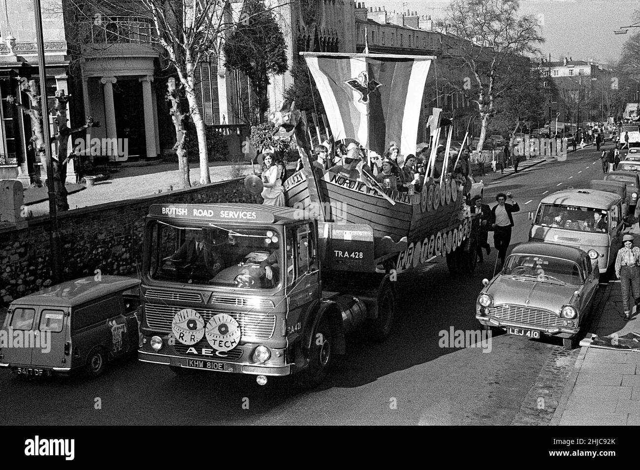 I carri della processione Rag 1969 dell’Università di Bristol superano l’Unione degli studenti a Queens Road quando la sfilata finisce. La processione era iniziata alle 2,30pm del 8 marzo dal parcheggio della stazione di Clifton e si era svolta passando davanti alle sale Victoria e al Wills Memorial Building Lungo Park Street, prosegui fino a Baldwin Street, quindi attraversa Broadmead prima di tornare a Clifton lungo Lower e Upper Maudlin Street e Park Row. Migliaia di spettatori hanno fiancheggiato le strade e migliaia di sterline sono stati allevati per carità. Foto Stock