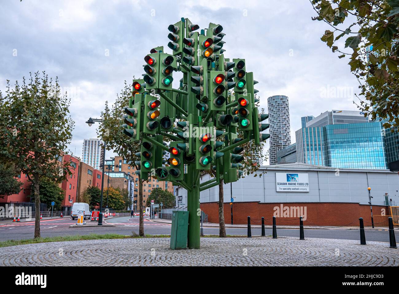 Attrazione Traffic Light Tree con paesaggio urbano sullo sfondo Foto Stock
