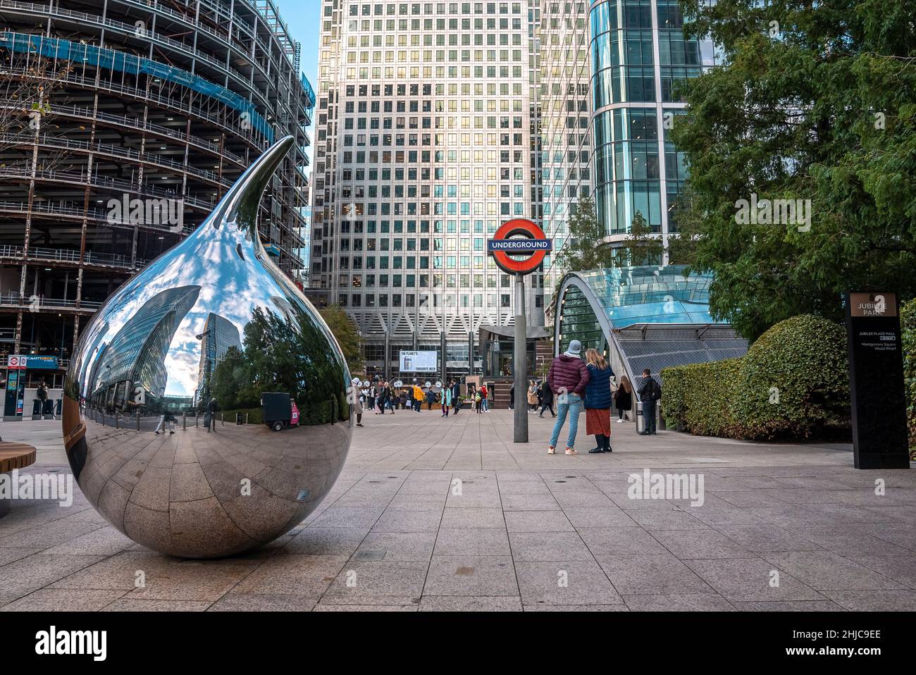 Canarino scultura di goccia lacrimale di Richard Hudson in banca strada Foto Stock