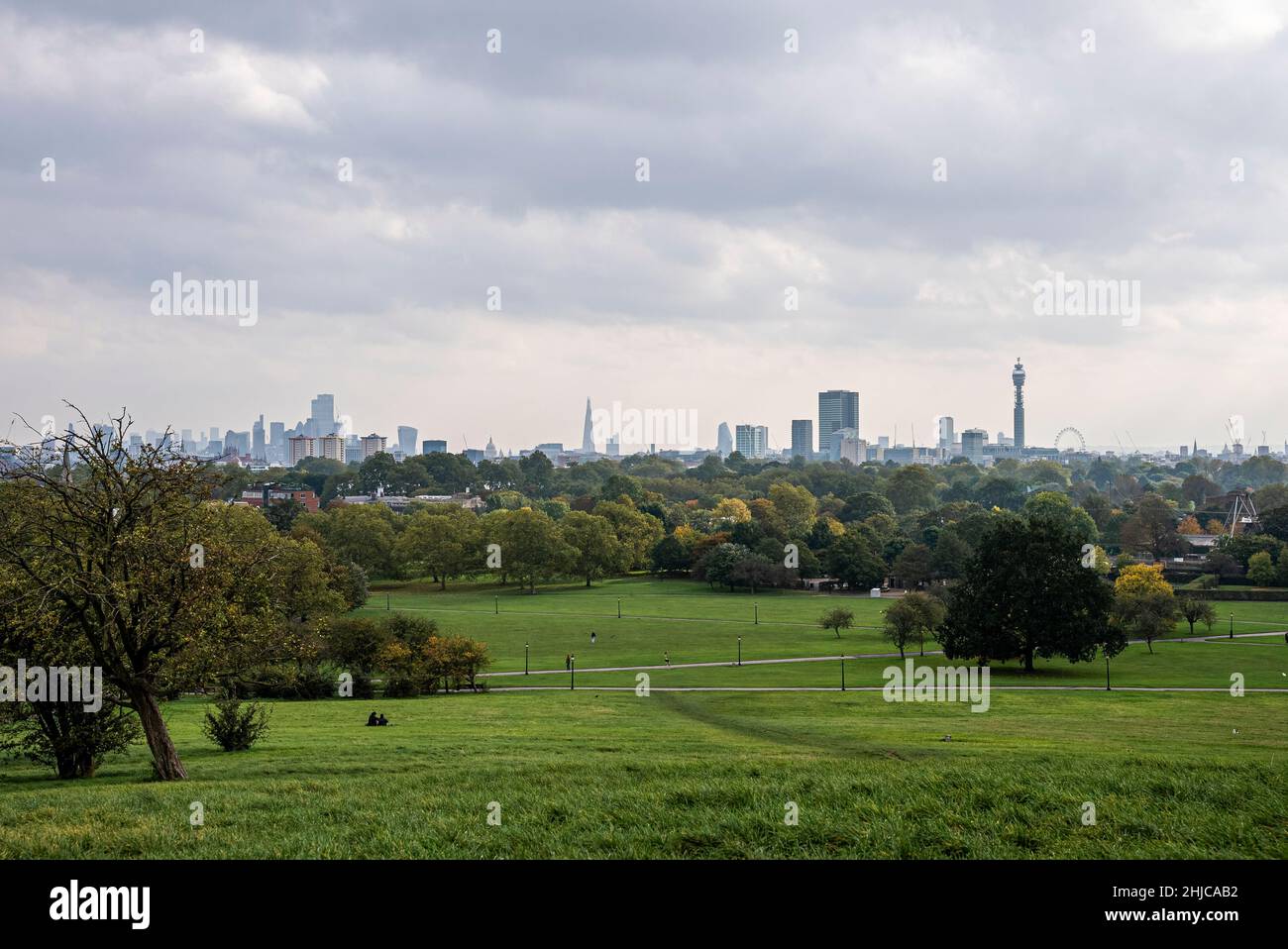 Splendido scenario di moderno skyline della città visto dal Primrose Hill Park Foto Stock