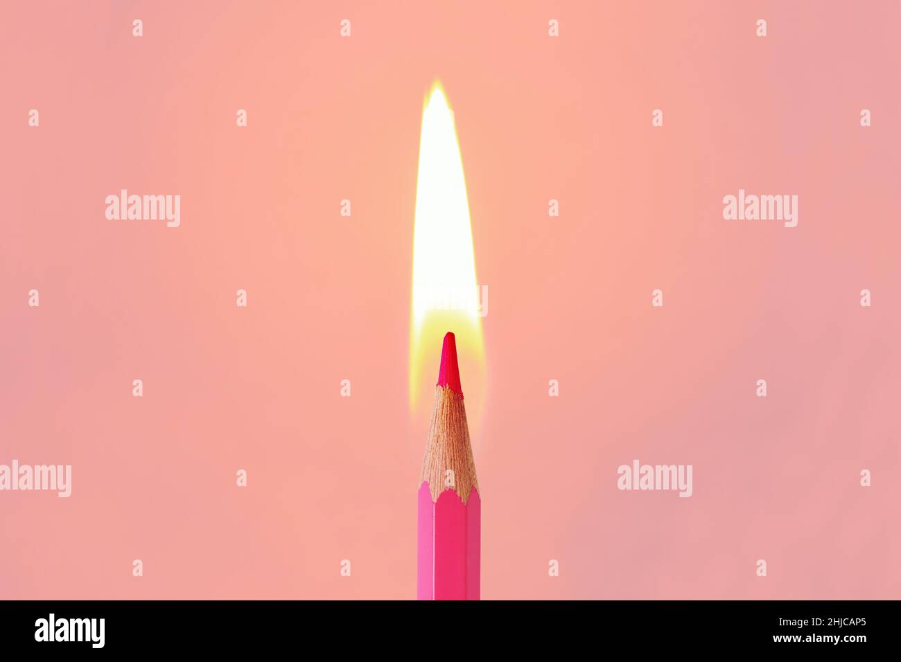 Matita rosa con fiamma - concetto di donne e pensiero creativo Foto Stock