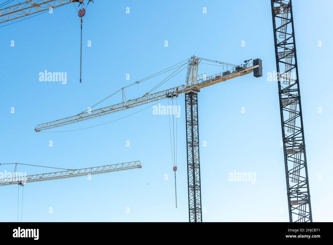 Los Angeles, CA, USA - 26 gennaio 2022: Le gru a torre si innalzano sopra un cantiere di costruzione a Los Angeles, CA. Foto Stock